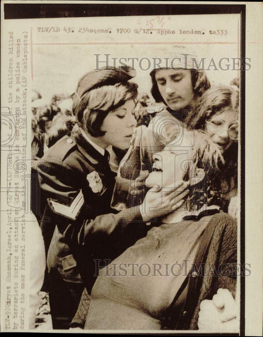 1974 Press Photo Policewoman comforts mother after terrorist attack in Israel- Historic Images