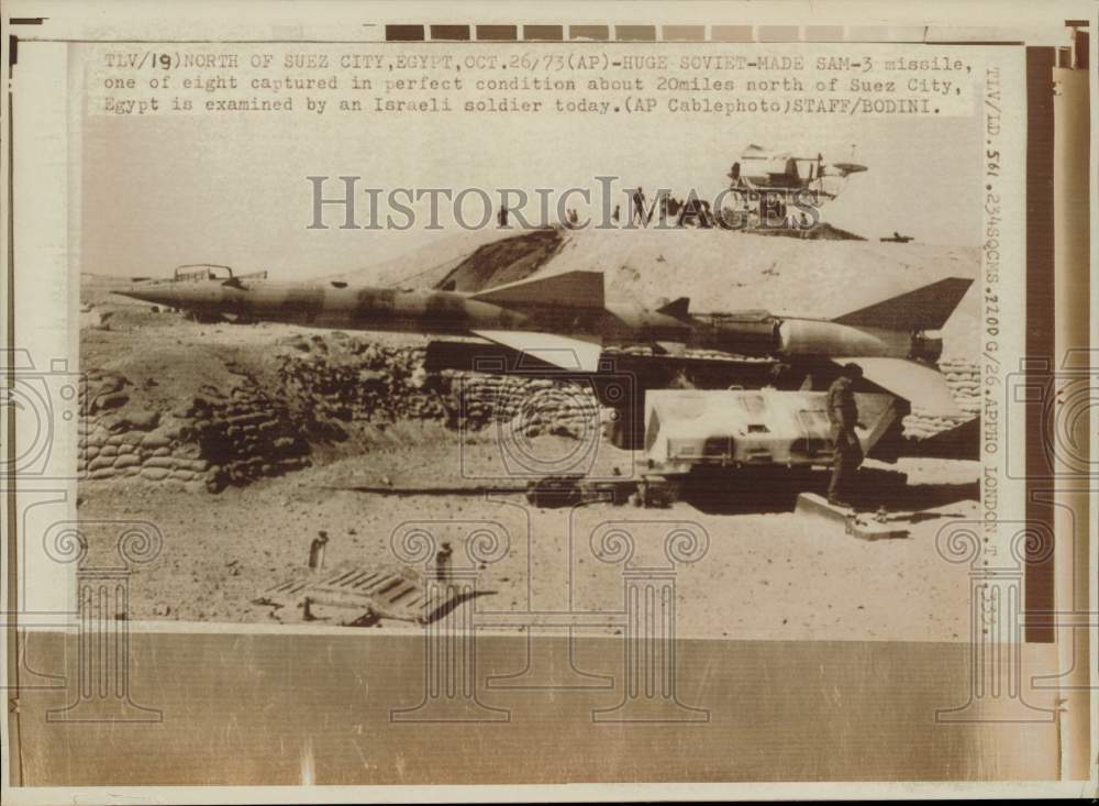 1973 Press Photo The Sam-3 missile examined by an Israeli soldier in Suez City- Historic Images