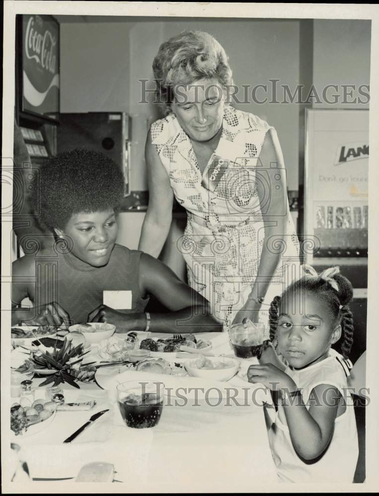 1972 Press Photo Cora Dozier &amp; Mrs. Lon Crow of Easter Seals with Rhonda Dozier- Historic Images