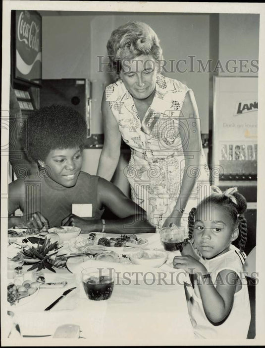 1972 Press Photo Cora Dozier & Mrs. Lon Crow of Easter Seals with Rhonda Dozier- Historic Images