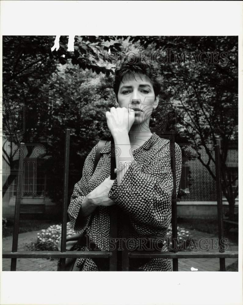 1991 Press Photo Deborah Triplett, at courtyard gate of her Fourth Ward condo- Historic Images