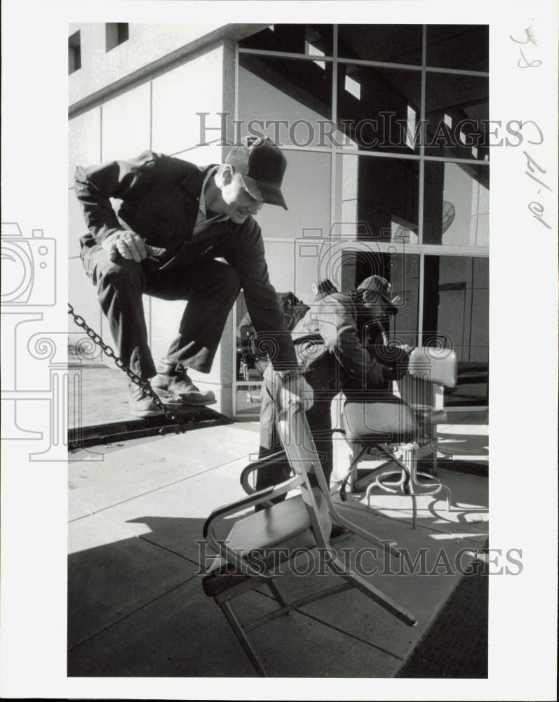 1990 Press Photo Workers move office furniture from City Hall Annex, Kansas City- Historic Images