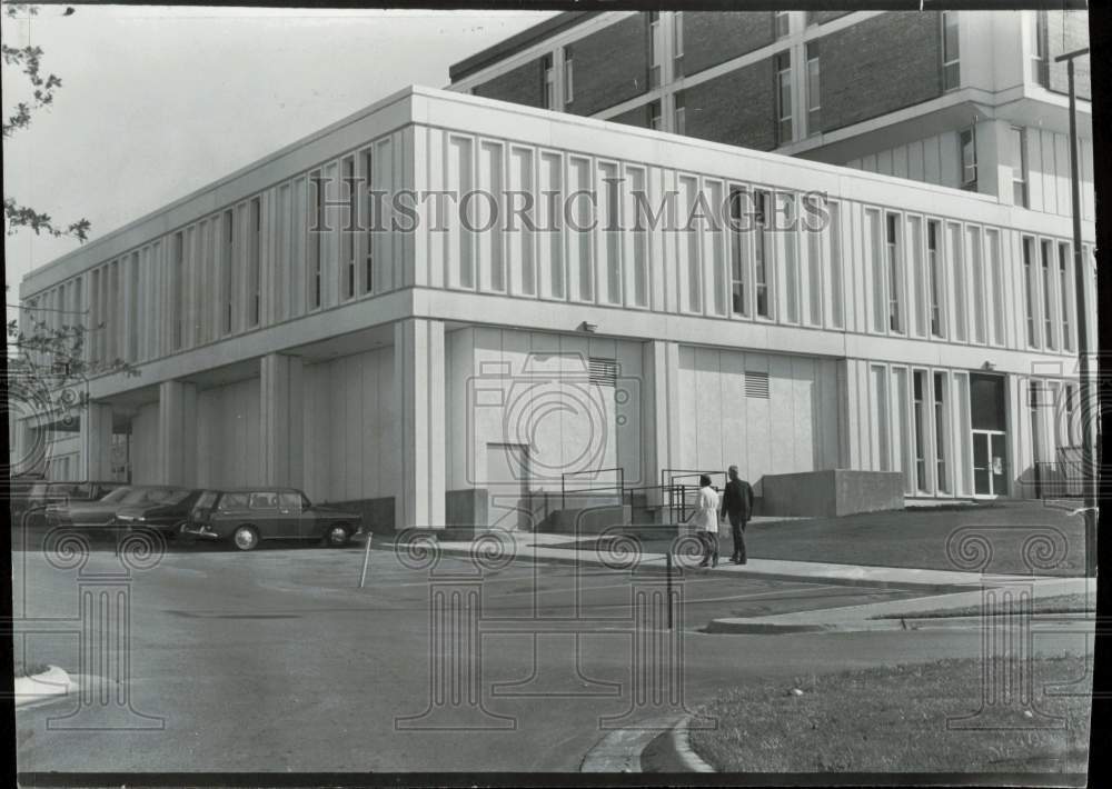 1972 Press Photo An exterior view of Mercy Wing of a building - lra37185- Historic Images