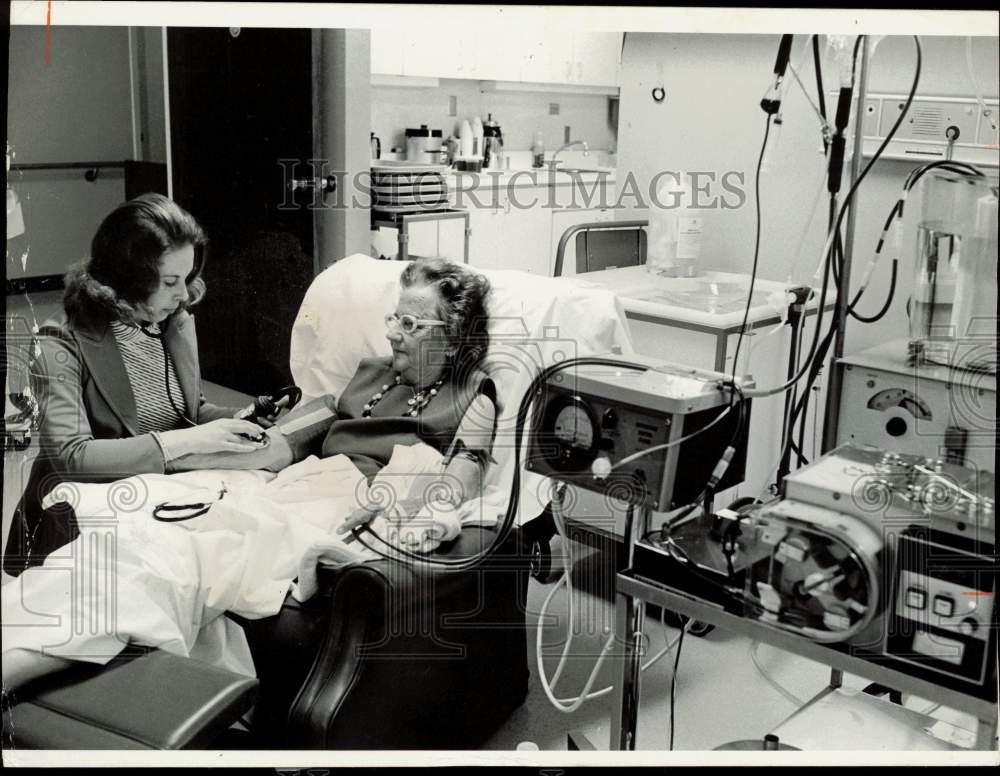 Press Photo A doctor checks patient&#39;s blood pressure during dialysis - lra37238- Historic Images