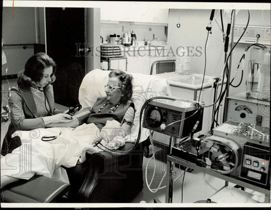 Press Photo A doctor checks patient's blood pressure during dialysis - lra37238- Historic Images