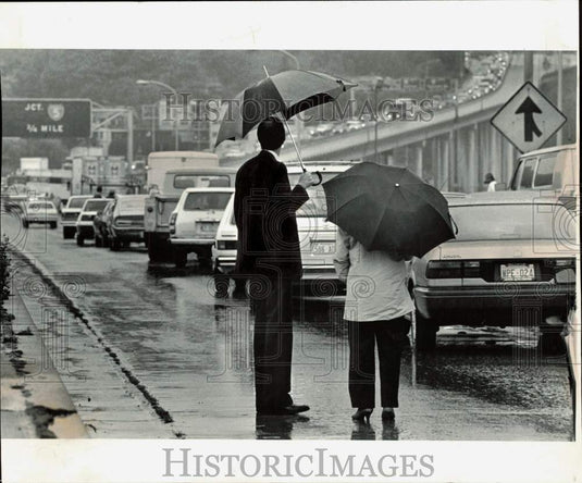 1987 Press Photo People outside their cars view traffic jam at Portage Bay, WA- Historic Images