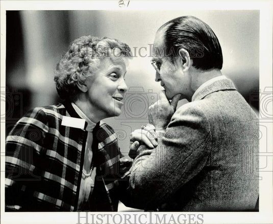 1987 Press Photo Senators Claire Traylor and Tillie Bishop confer during session- Historic Images