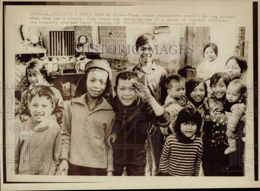 1976 Press Photo Hanoi youngsters pose for a Swedish tourist's camera- Historic Images