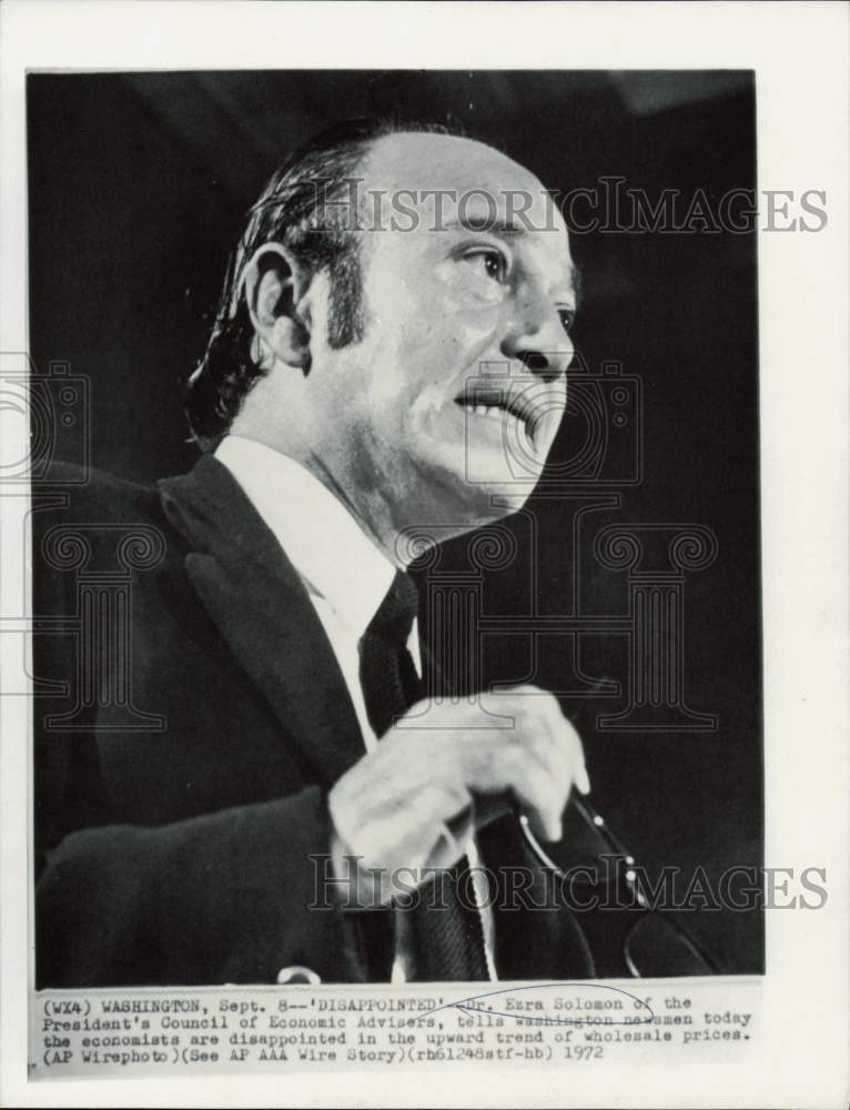 1972 Press Photo Doctor Ezra Solomon speaks to newsmen in Washington - lra38037- Historic Images