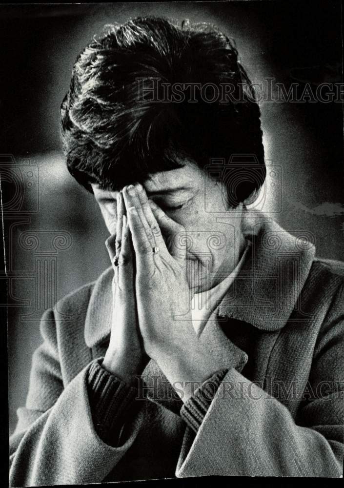 1974 Press Photo A woman during prayer vigil for Heidi Peterson on Capitol Hill- Historic Images