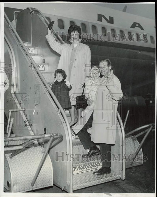 1986 Press Photo Richard D. Valle and family boarding plane to Miami, Florida- Historic Images