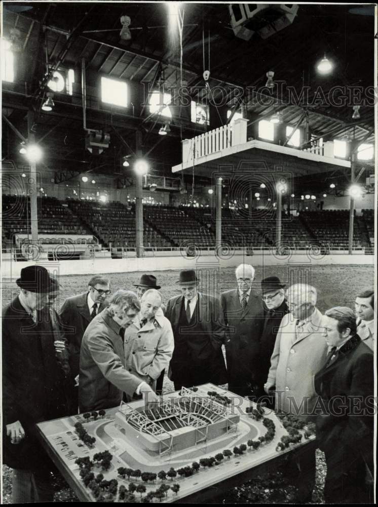 1973 Press Photo James Wrzesien explains model of Royal Arena to officials- Historic Images