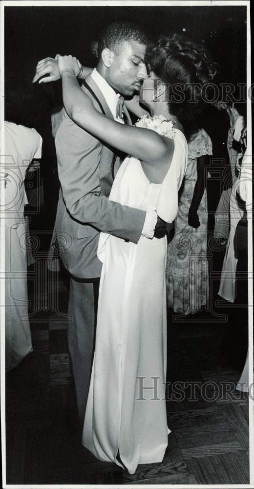 1980 Press Photo Wellington Webb dances with partner at an event - lra38590- Historic Images