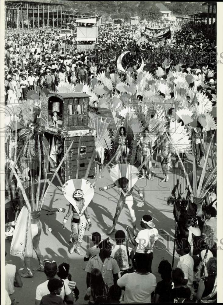 1983 Press Photo Dancers &amp; bands perform at Carnival in Port-of-Spain, Trinidad- Historic Images