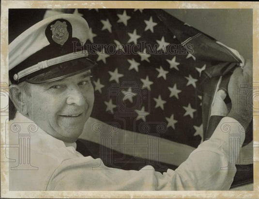 1970 Press Photo Chief Robinson hangs U.S. flag at Charlotte fire station- Historic Images