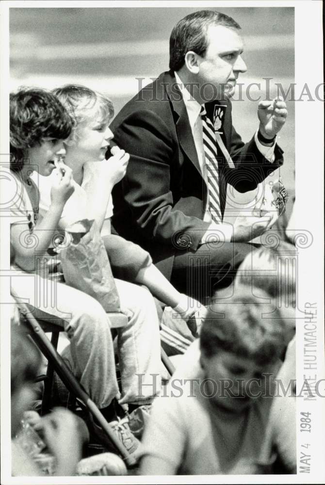 1984 Press Photo Mayor Bob Knight eat snacks with the kids - lra40258- Historic Images