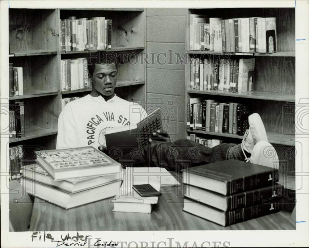 1987 Press Photo Northeast&#39;s Derrick Golden studies in the library - lra40423- Historic Images