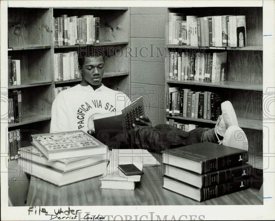 1987 Press Photo Northeast's Derrick Golden studies in the library - lra40423- Historic Images