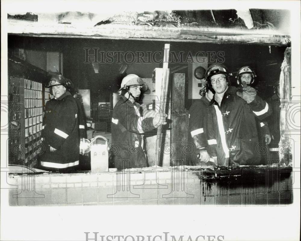 1980 Press Photo Firemen behind burned Detroit post office - lra40545- Historic Images