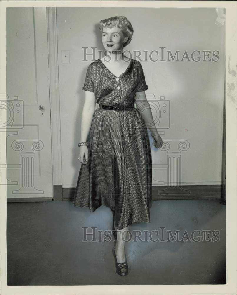 Press Photo Woman in a simple unadorned dress by Elizabeth Arden - lra41721- Historic Images