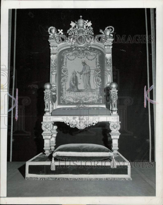1946 Press Photo Pontiff's throne used by Pope Pius XII - lra41757- Historic Images