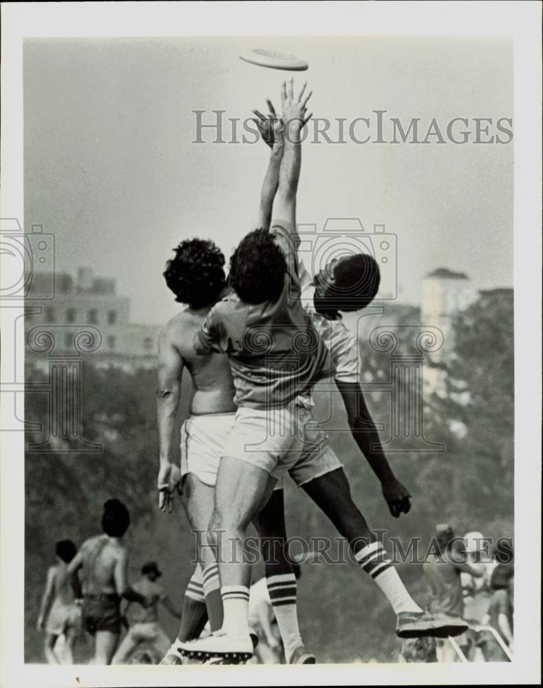 1982 Press Photo Players reach to catch Frisbee - lra41910- Historic Images