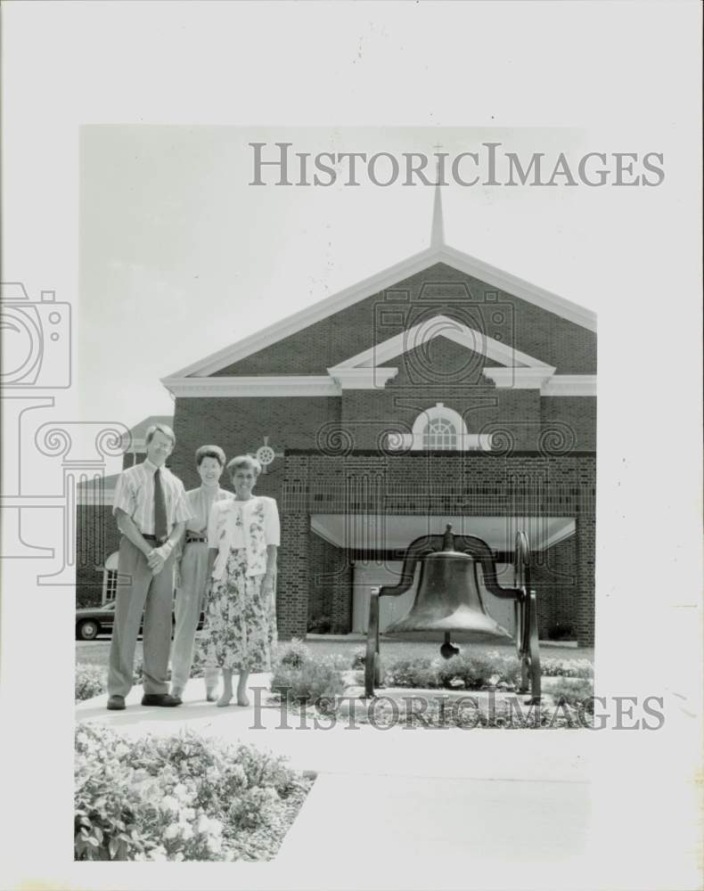 1993 Press Photo Staff members beside the bell outside Concord church- Historic Images