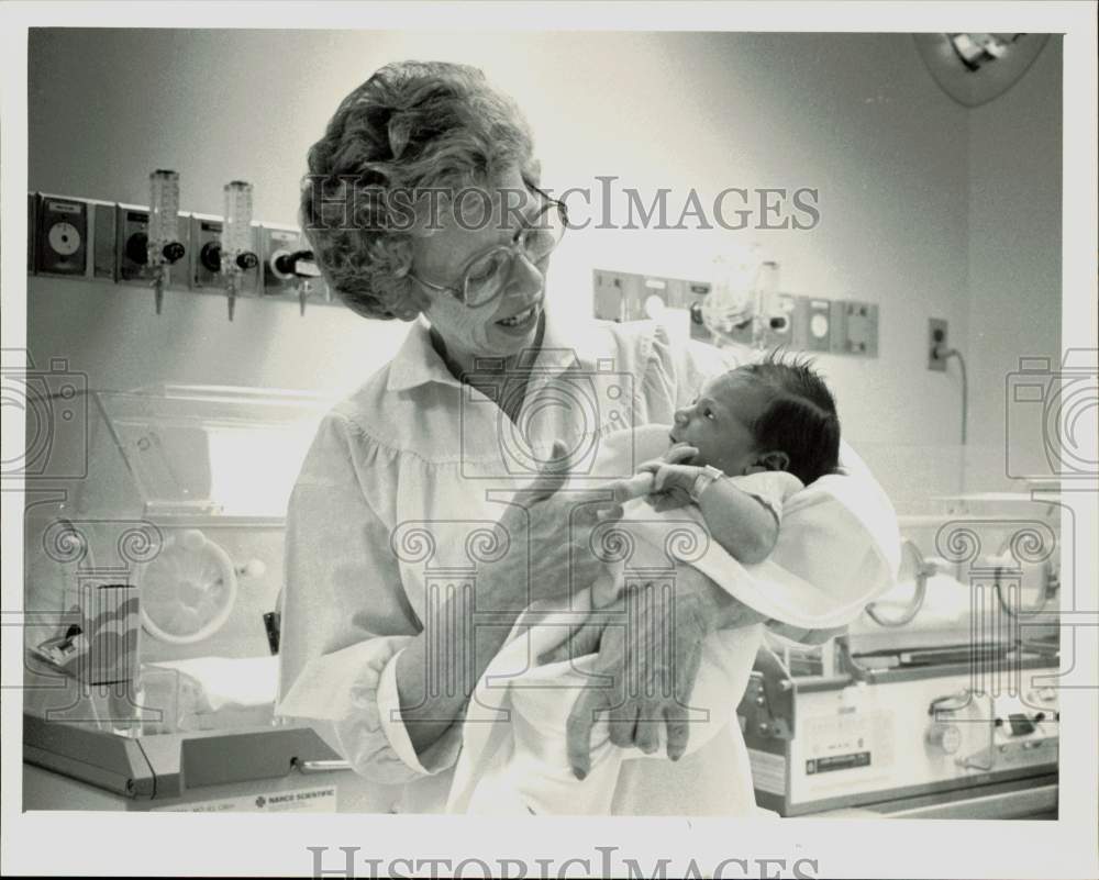 1984 Press Photo Katharine Riner holds Sharon Angel Cress at Cabarrus Hospital- Historic Images