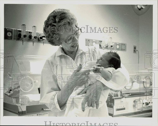 1984 Press Photo Katharine Riner holds Sharon Angel Cress at Cabarrus Hospital- Historic Images