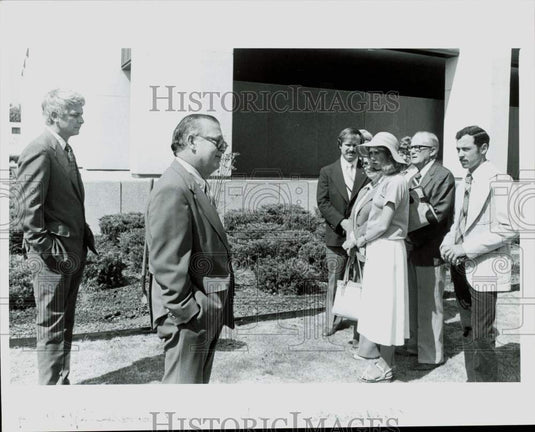 1980 Press Photo Charlotte Observer and News staff at tree planting event, NC- Historic Images