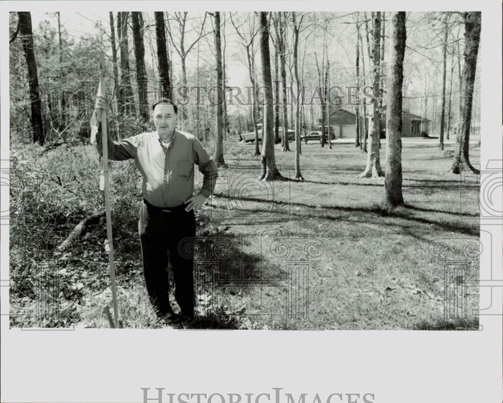 1993 Press Photo Alvin Avery points to where I-485 will come behind his home- Historic Images