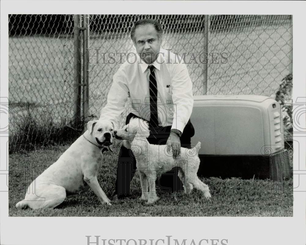 1990 Press Photo Carlos Gonzalez with his dogs in his Miami yard - lra43075- Historic Images