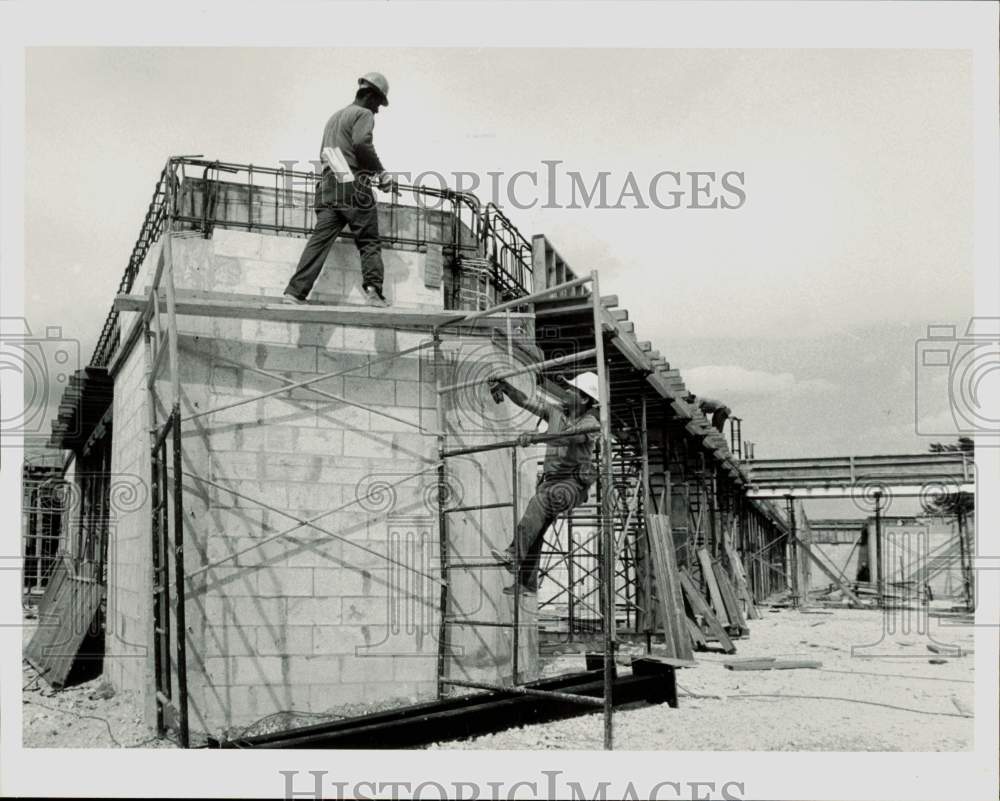 1990 Press Photo Sunset Church of Christ under construction on 12001 SW 72nd St.- Historic Images