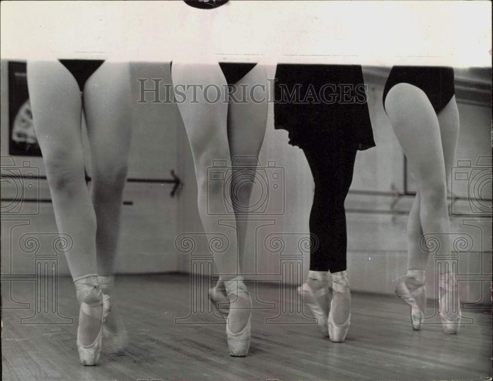 1978 Press Photo Ballet dancers in a studio - lra43370- Historic Images