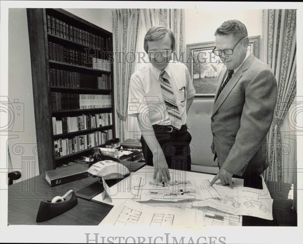 1985 Press Photo Jan Senneker &amp; Marshall Walker view plans for apartment project- Historic Images