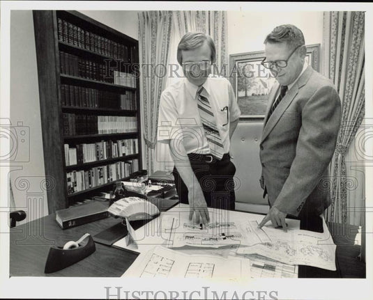 1985 Press Photo Jan Senneker & Marshall Walker view plans for apartment project- Historic Images