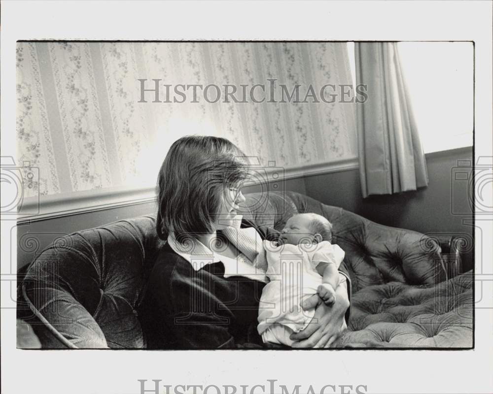 1986 Press Photo Wanda Brown holds son in birthing room at Cabarrus Memorial- Historic Images