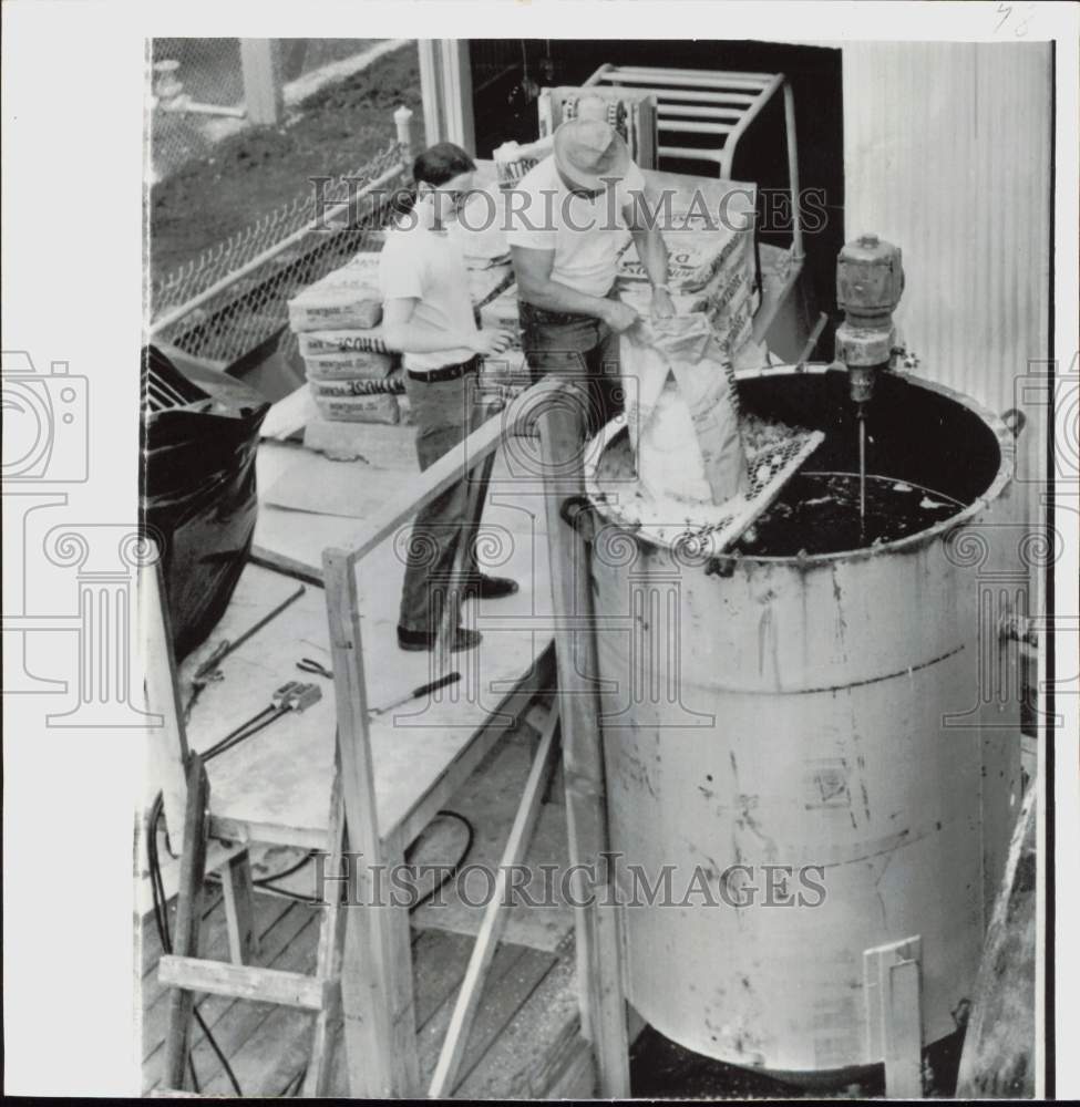 1974 Press Photo Workers prepare insecticide for aerial spraying operation- Historic Images