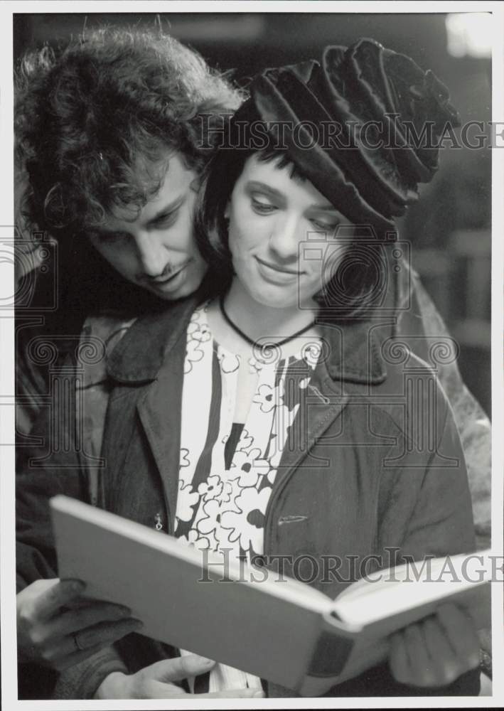 Press Photo Lyn Vaus and Sandi Carroll in &quot;The Darien Gap&quot; - lra44024- Historic Images