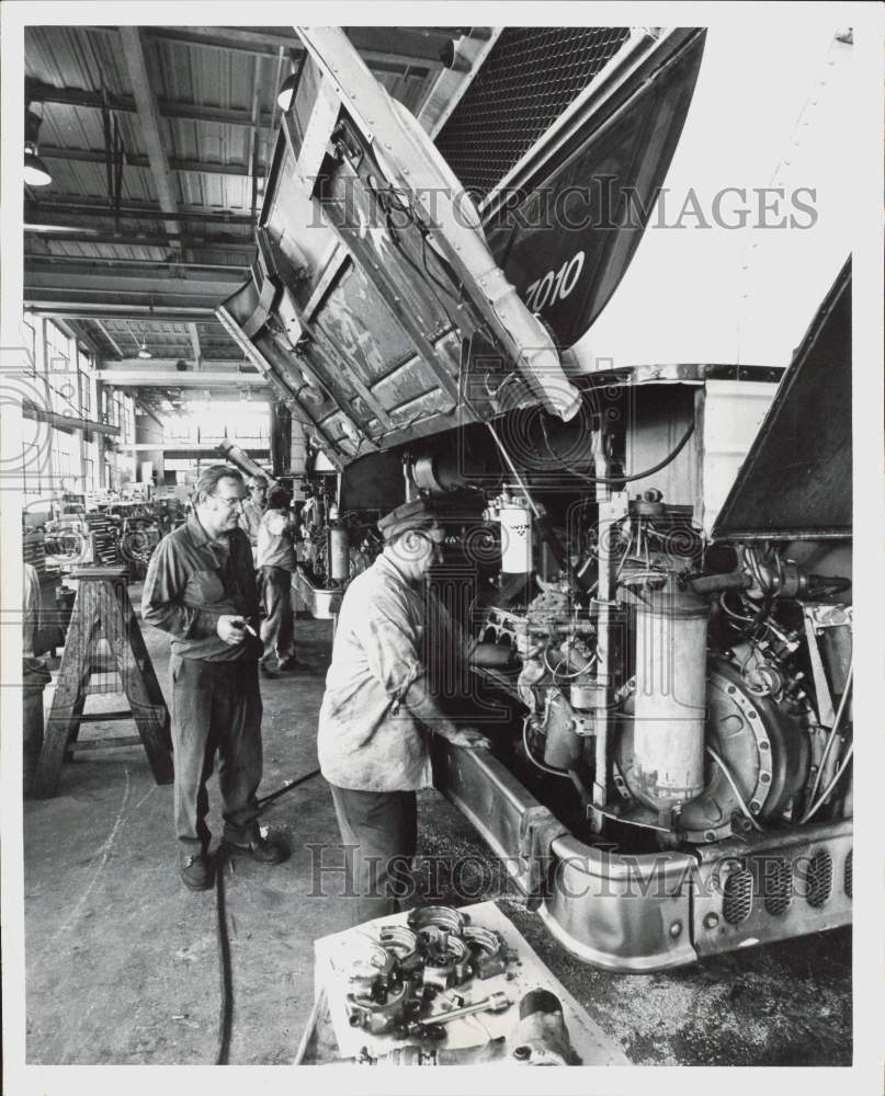 1980 Press Photo Maintenance workers at MBTA - lra44528- Historic Images