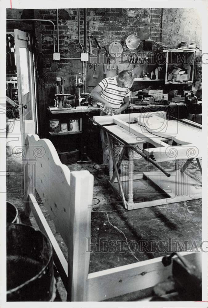 1979 Press Photo Apprentice Ron Rontree working on a wooden bed frame- Historic Images