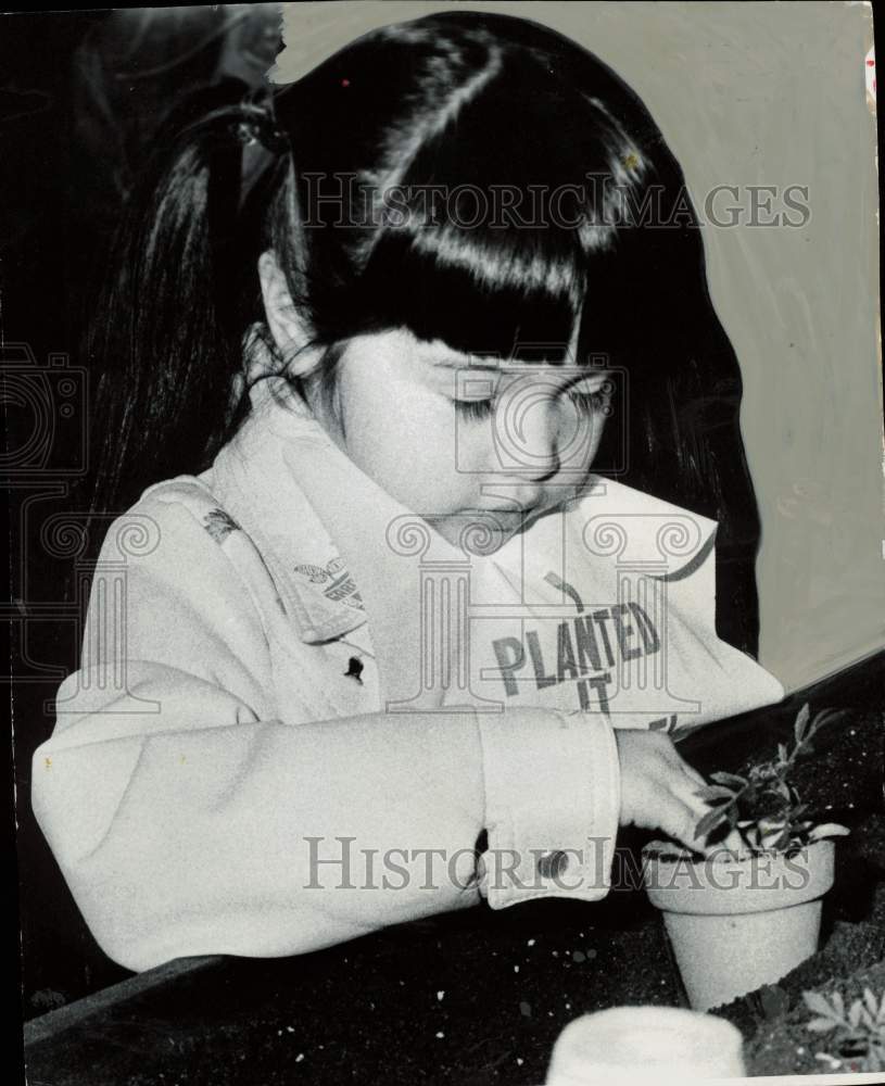 1976 Press Photo Kimberley Davis pots her plant at Garden &amp; Patio Fair, Seattle- Historic Images