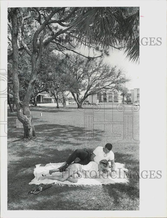 1966 Press Photo Suzanne Harding & Earl Whitlock study on Florida campus grounds- Historic Images