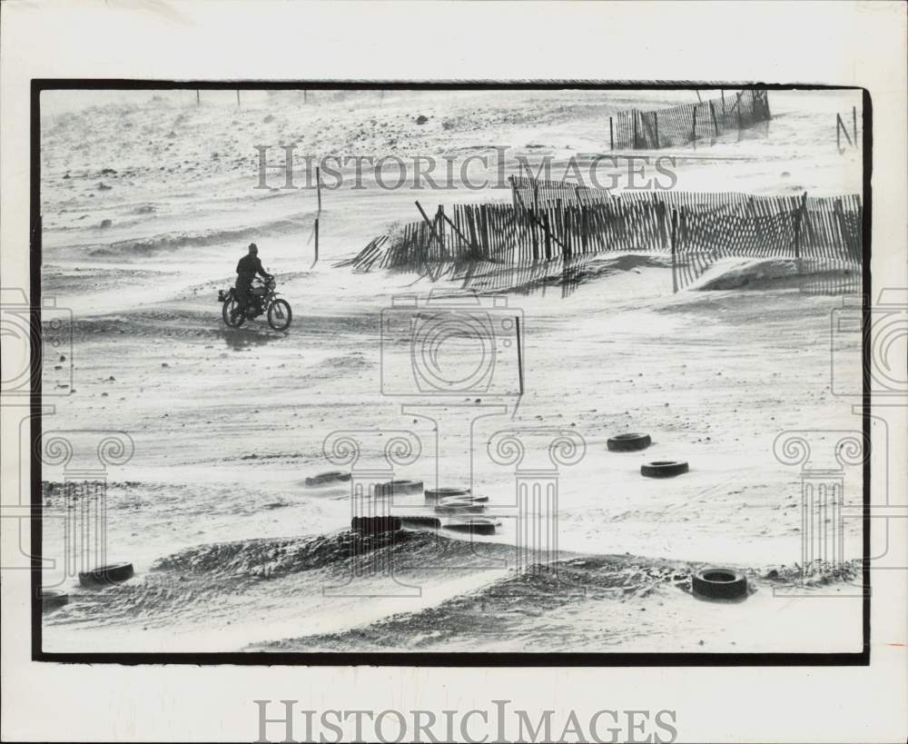 1978 Press Photo Motorcycle moves at snow covered trail on Green Mountain- Historic Images