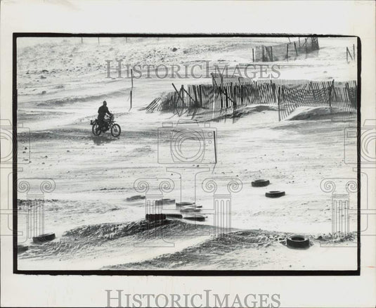 1978 Press Photo Motorcycle moves at snow covered trail on Green Mountain- Historic Images