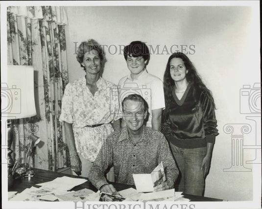 1979 Press Photo William Scott and family with the letters and cards he received- Historic Images