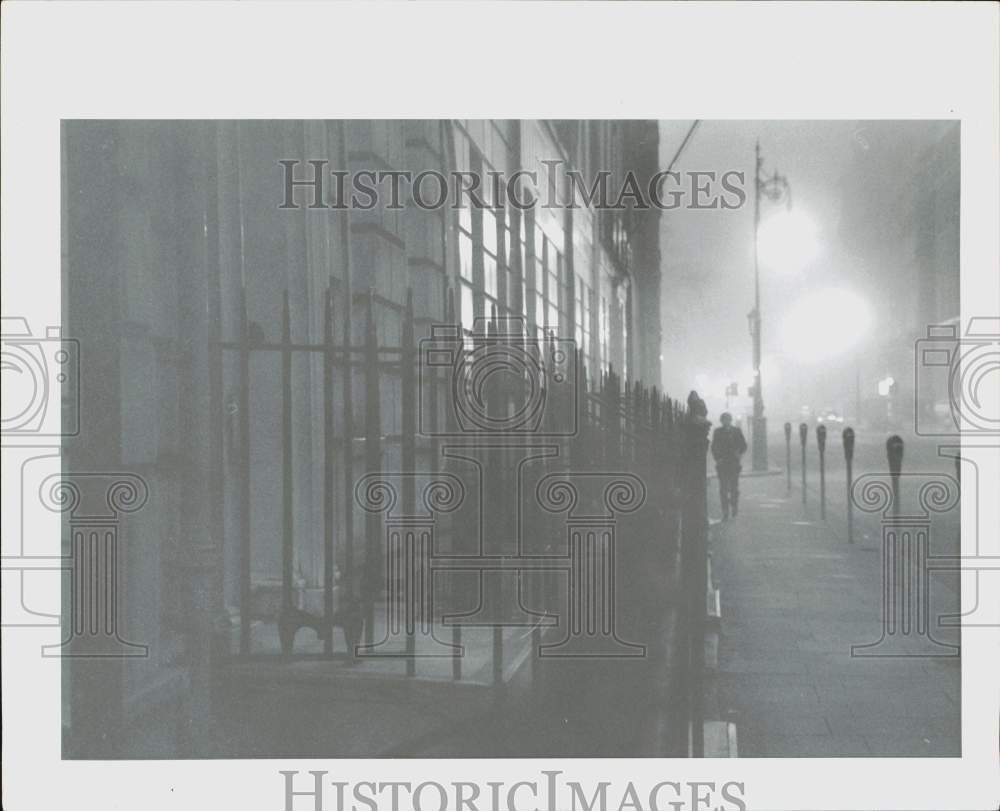 1964 Press Photo A foggy evening in England - lra45568- Historic Images