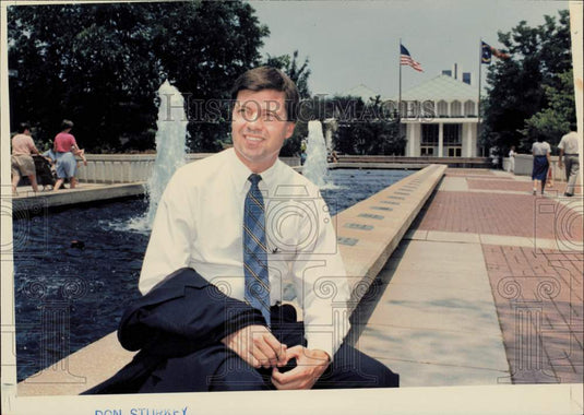1986 Press Photo Tim Tallent sits outside the Legislative Building in Raleigh- Historic Images