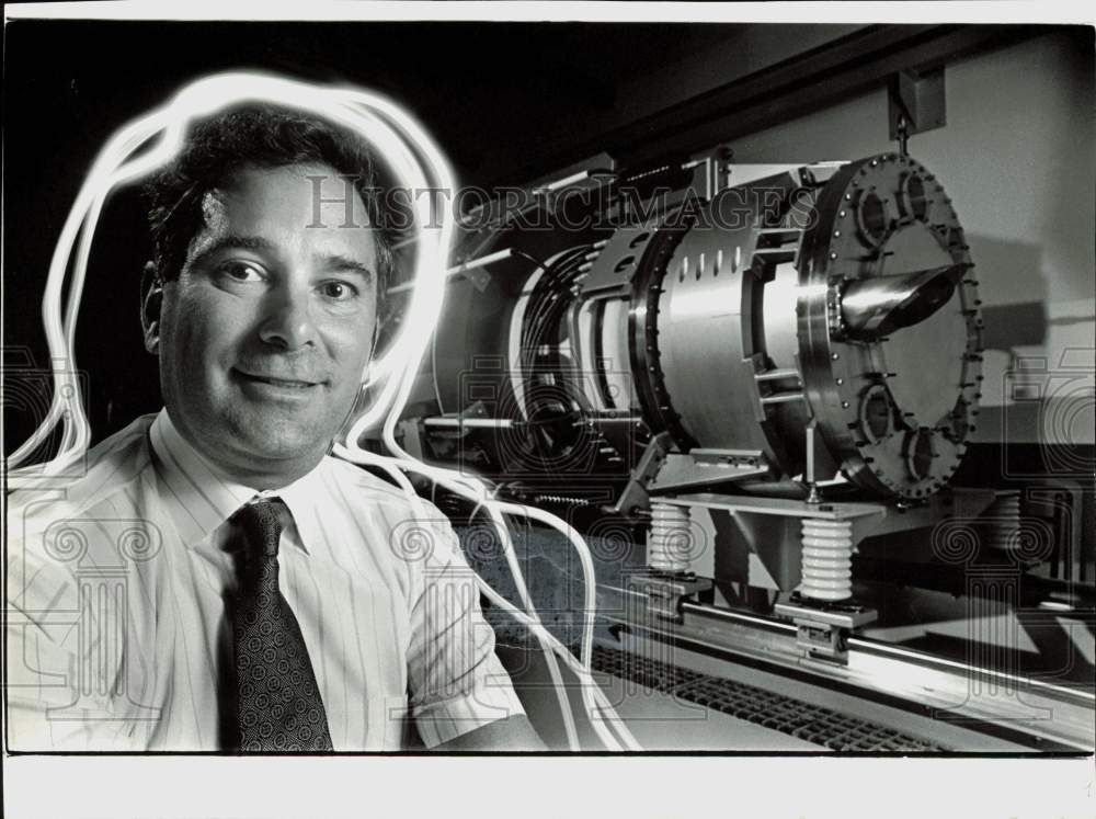 1990 Press Photo Alan Hoffman of Spectra Technology poses with research vessel- Historic Images