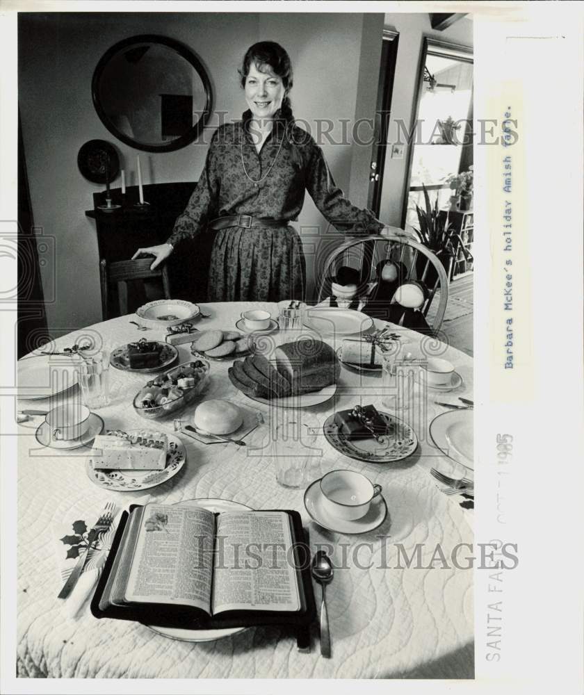 1985 Press Photo Barbara McKee&#39;s holiday Amish table - lra46839- Historic Images